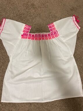 Mexican White blouse with pink geometric embroidery on the neckline #embroidered